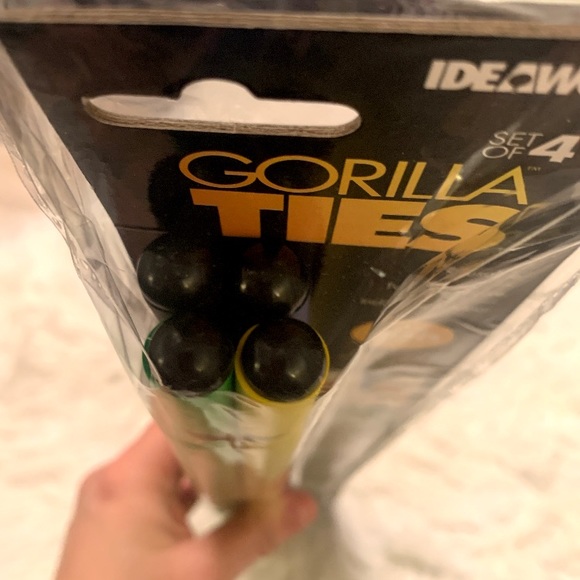 Gorilla Reusable Ties for Hanging Items-Rust-Free 18" 4 pack upto 200 lb new - Picture 2 of 9